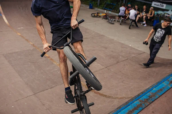 Garçon sautant avec BMX Bike au skate park — Photo