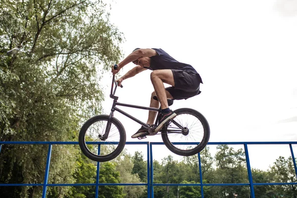 Ragazzo che salta con BMX Bike allo skate park — Foto Stock