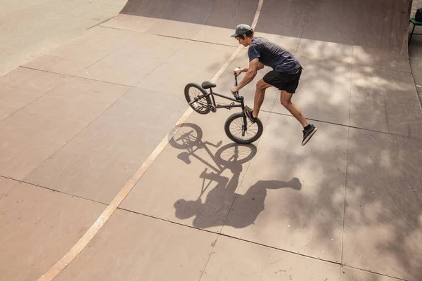 BMX fietser doet truc op zijn fiets — Stockfoto