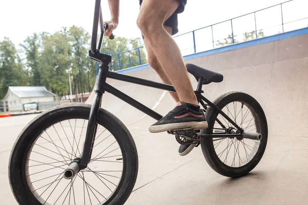 Freestyle mannelijke ruiter rijden in skate park op bmx — Stockfoto