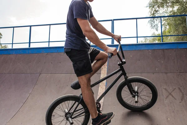 Freestyle mannelijke ruiter rijden in skate park op bmx — Stockfoto