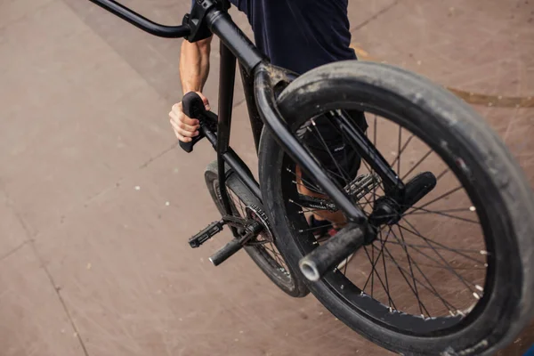 Gros plan bmx vélo debout sur le skate park sur la rampe. Sport extrême — Photo