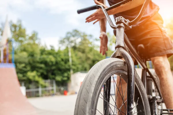 Крупный план bmx bycicle, стоящий на скейт-парке на рампе. Экстремальный спорт — стоковое фото