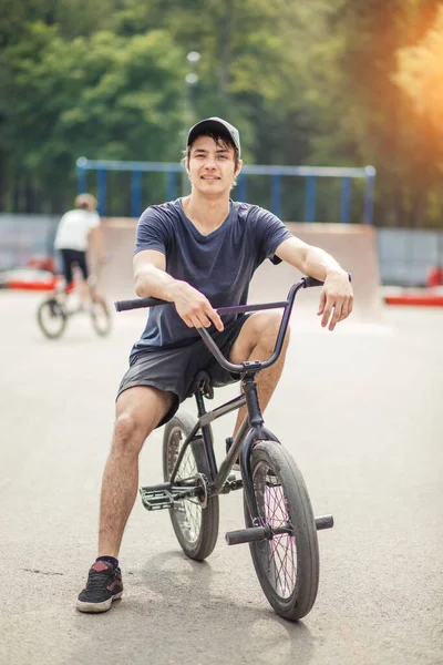 Sürücü kaykay parkında BMX 'te oturuyor. — Stok fotoğraf