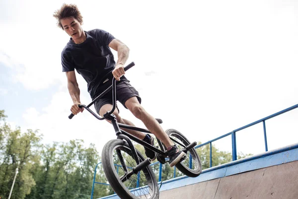 Jongen springen met BMX Bike op skate park — Stockfoto
