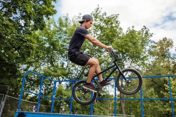 Мальчик прыжки с BMX велосипед в скейт-парке — стоковое фото