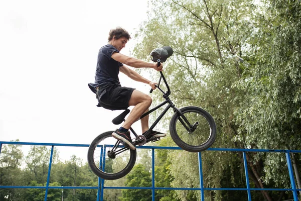 Мальчик прыжки с BMX велосипед в скейт-парке — стоковое фото