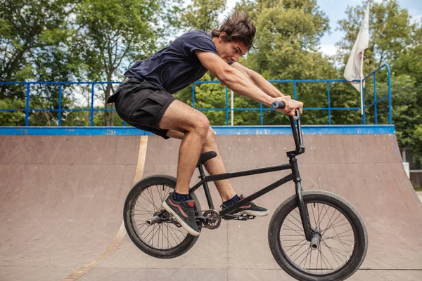 Jongen springen met BMX Bike op skate park — Stockfoto