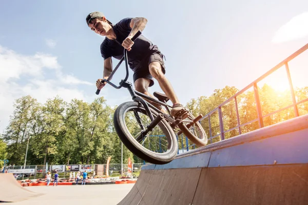 Jongen springen met BMX Bike op skate park — Stockfoto