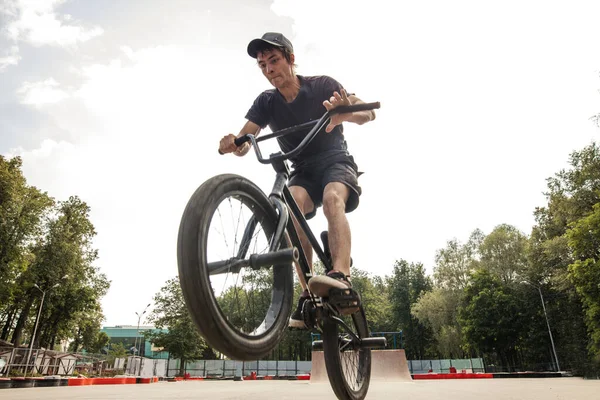 Jongen springt met zijn street-bike bmx in skate park — Stockfoto
