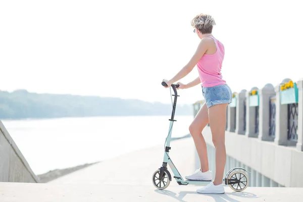 Närbild bild av tjej i shorts med vackra ben och rumpa — Stockfoto