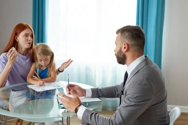 Yalnız anne ve küçük kız ve psikolog, koca ailesini terk etti, başka bir metrese gitti.