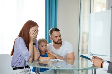 Arkadaş canlısı psikolog aileye boşanmaları için yardım ediyor.