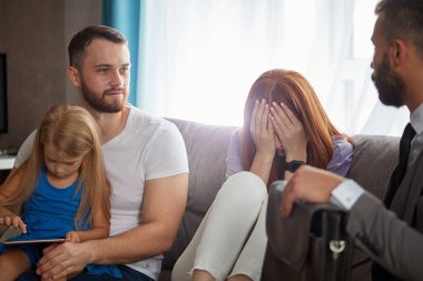 Doğum sonrası depresyon geçiren kızıl saçlı kadın.