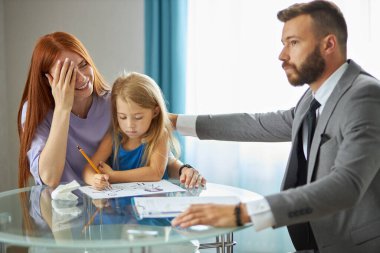 Tepkili Kafkasyalı psikolog çocuklu bekar anneye destek oluyor