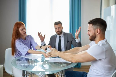 Evli çift boşanma anlaşması imzalamak için avukata başvurdu.