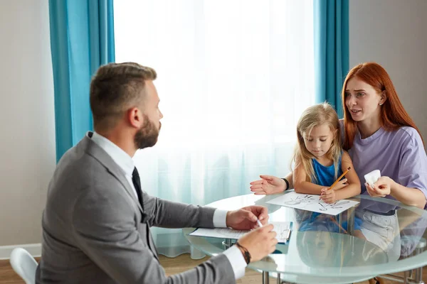 Mère célibataire solitaire avec enfant fille et psychologue, mari a quitté sa famille, est allé voir une autre maîtresse — Photo