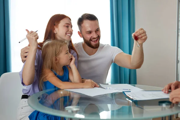 Feliz macho con esposa e hija obtener llaves de su primera casa —  Fotos de Stock