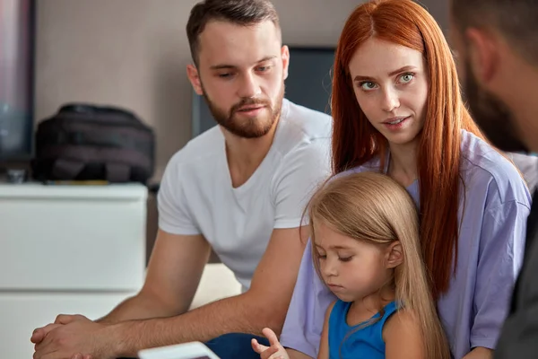 Young caucasian family expain situation, problems to family psychologist — Stock Photo, Image