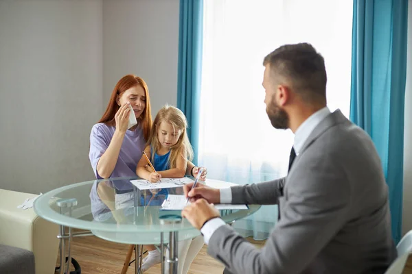 Sensible caucásico psicólogo apoyo madre soltera con niño — Foto de Stock