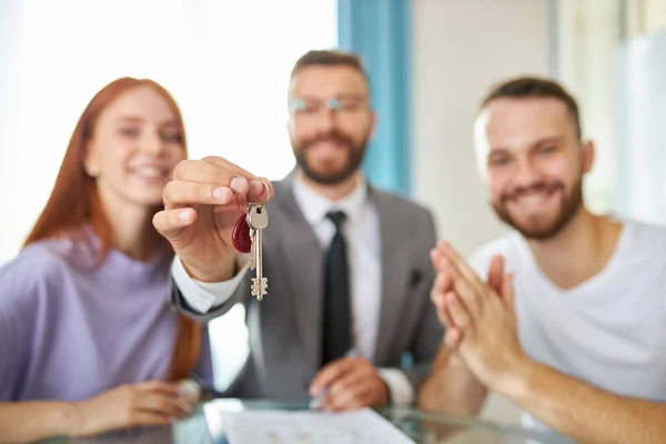 Nahaufnahme Foto von Schlüsseln, Makler gibt Schlüssel von Wohnung zu Eigentümer — Stockfoto
