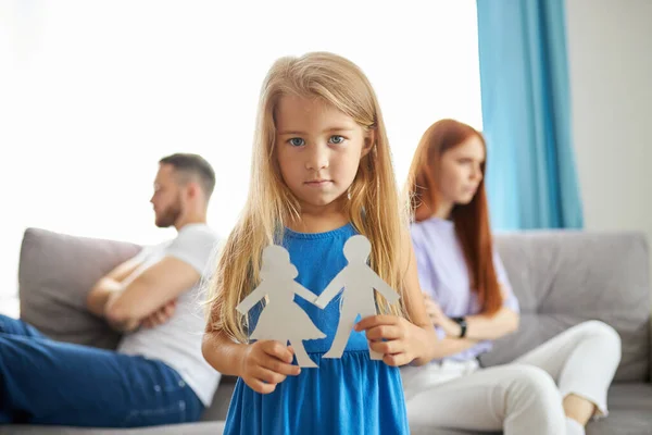 Lilla dotter flicka vill inte att föräldrar ska skiljas — Stockfoto