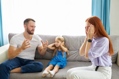 Çocuk kız, aile bireyleri arasında yaşanan kavgalardan muzdarip.