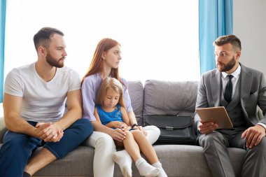 Yakışıklı psikolog iş sırasında tablet kullanıyor.