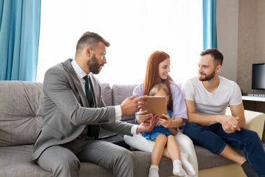 Profesyonel psikolog, kızı olan evli bir aileyi destekliyor.