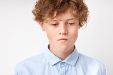 Kızgın çocuk, birinin davranışları karşısında şok oldu, dudaklarını büzdü.