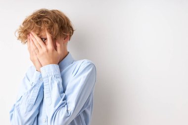 Kıvırcık çocuk bir şeyden korkuyor.