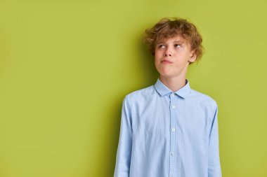 Kafkasyalı ciddi bir çocuk tefekkür ediyor.