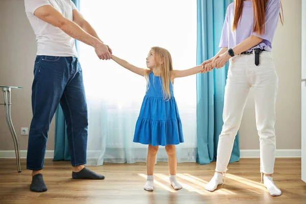 Madre e padre condividono bambino ragazza, bambino diviso, andando a ber divorziati — Foto Stock