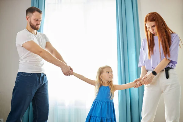 Mother and father share child girl, divided kid, going to ber divorced — Stock Photo, Image