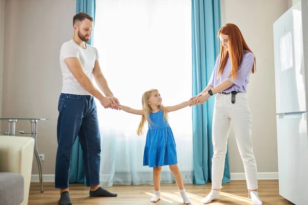 Anne ve baba çocuğu paylaşıyor, çocuğu bölünmüş, boşanmaya gidiyorlar. — Stok fotoğraf