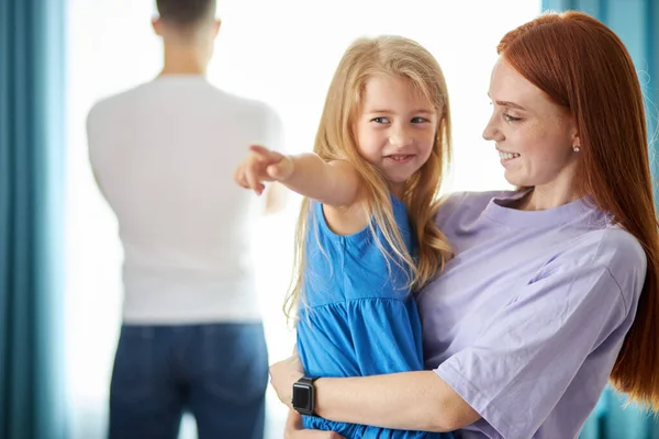 Rousse caucasien fille tenir fille dans les mains à la maison — Photo