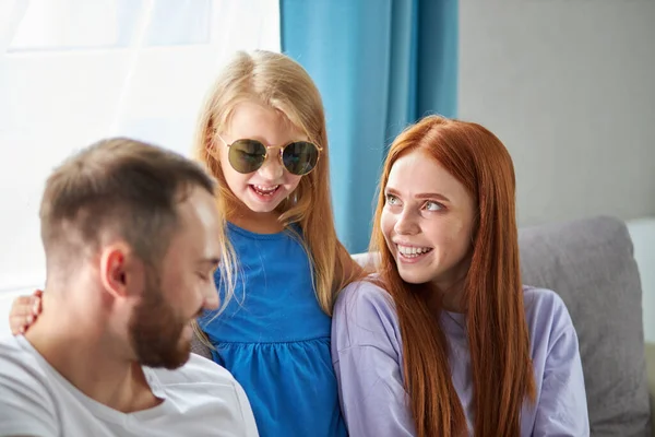 Famille caucasienne avec enfant fille discuter de ce qu'il faut prendre avec eux pour les vacances, vacances — Photo