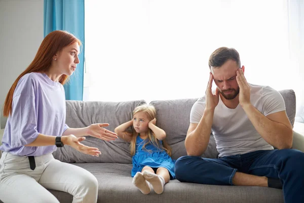 Fiatal kaukázusi szülők vitatkoznak otthon — Stock Fotó