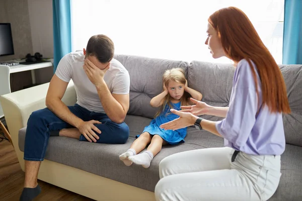 Fiatal kaukázusi szülők vitatkoznak otthon — Stock Fotó