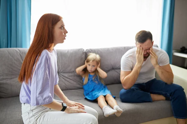 Barn flicka lider av gräl mellan föräldrar i familjen hemma — Stockfoto