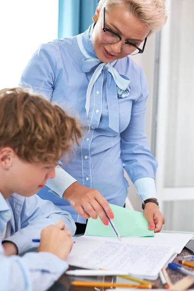 Profesoara de matematica preda tineri adolescent baiat la domiciliu — Fotografie, imagine de stoc