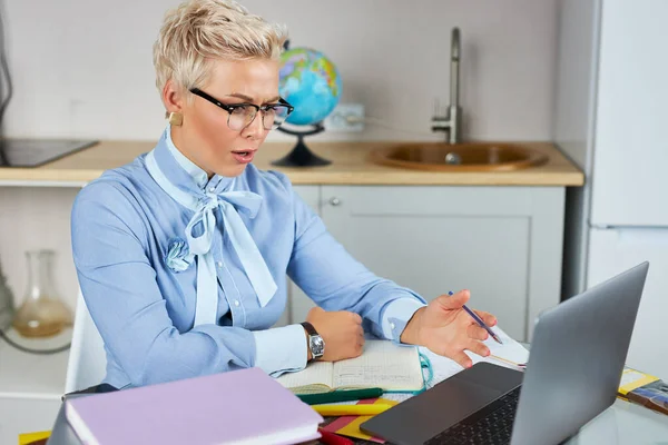 Vänlig lärare handledare förklara regler, lektioner i kameran — Stockfoto