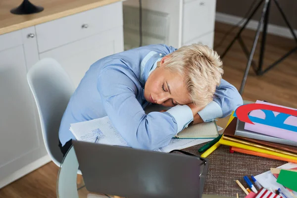 English tutor want to sleep during lesson online — Stock Photo, Image