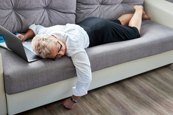 Profesor cansado está durmiendo en el sofá durante la lección en línea — Foto de Stock