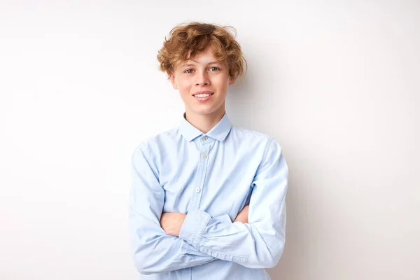 Портрет улыбающегося мальчика 14 лет на белом фоне — стоковое фото