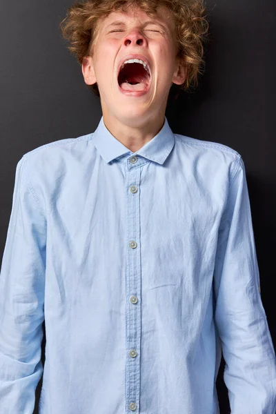 Emocional caucásico adolescente chico es gritando — Foto de Stock