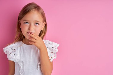 Güzel beyaz kız rüyasında yeni bir oyuncak görüyor.