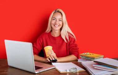 İş yerindeki beyaz saçlı genç bir kadının portresi.