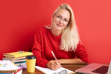 İş yerindeki beyaz saçlı genç bir kadının portresi.