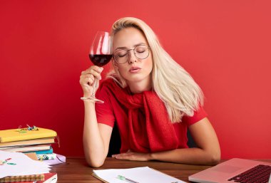 Genç, güzel, üzgün ve bunalımlı Kafkasyalı yönetici ofis bilgisayarında stres içinde çalışıyor.